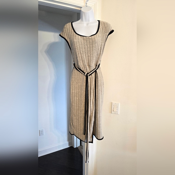 Contrast Binding Belted Bodycon Dress - Picture 5 of 9